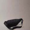 Sac banane avec logo en relief sur toute la surface