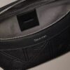Sac banane avec logo en relief sur toute la surface