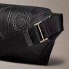 Sac banane avec logo en relief sur toute la surface