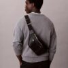 Sac banane avec logo en relief sur toute la surface