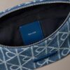 Sac banane en Denim avec logo emblématique sur toute la surface Sac banane en Denim avec logo emblématique sur toute la surface