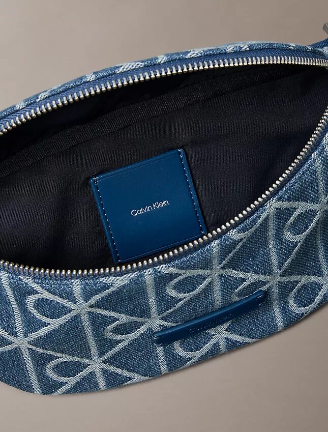 Sac banane en Denim avec logo emblématique sur toute la surface Sac banane en Denim avec logo emblématique sur toute la surface