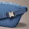 Sac banane en Denim avec logo emblématique sur toute la surface Sac banane en Denim avec logo emblématique sur toute la surface