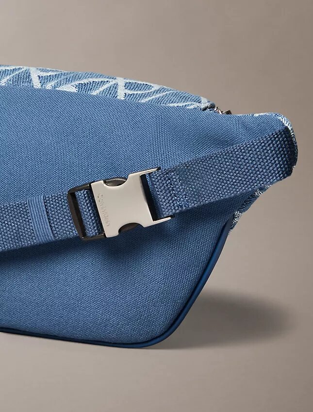 Sac banane en Denim avec logo emblématique sur toute la surface Sac banane en Denim avec logo emblématique sur toute la surface