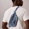 Sac banane en Denim avec logo emblématique sur toute la surface Sac banane en Denim avec logo emblématique sur toute la surface