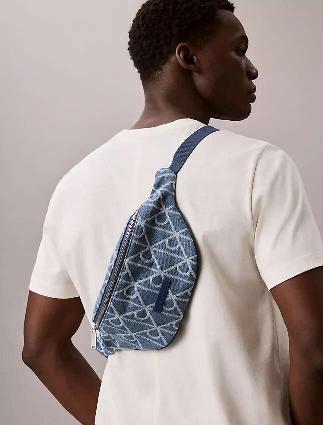 Sac banane en Denim avec logo emblématique sur toute la surface Sac banane en Denim avec logo emblématique sur toute la surface