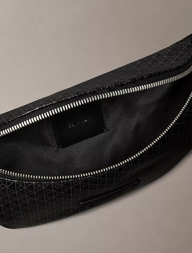 Sac banane à logo emblématique sur toute la surface de la ceinture Sac banane à logo emblématique sur toute la surface de la ceinture