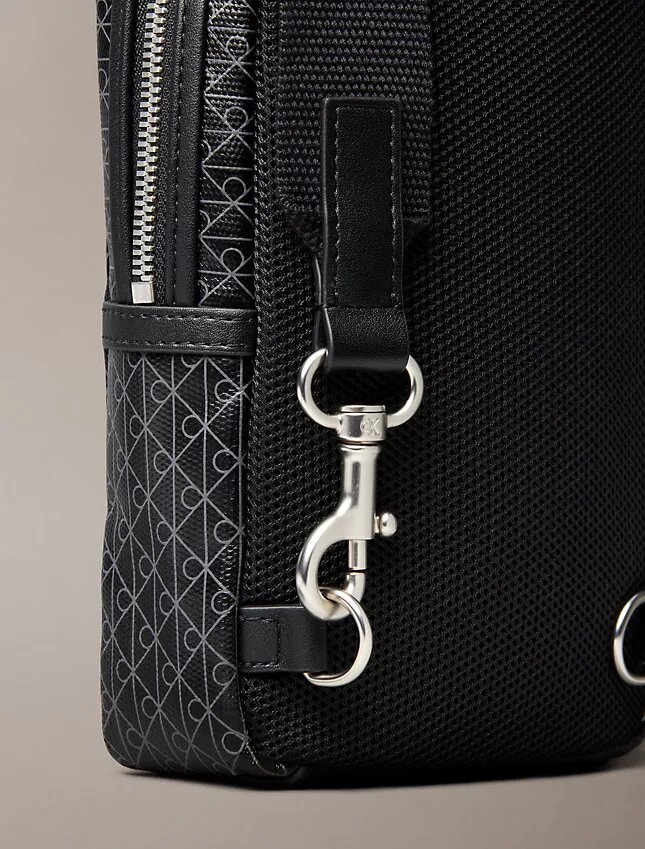Sac bandoulière avec logo emblématique sur toute la surface Sac bandoulière avec logo emblématique sur toute la surface