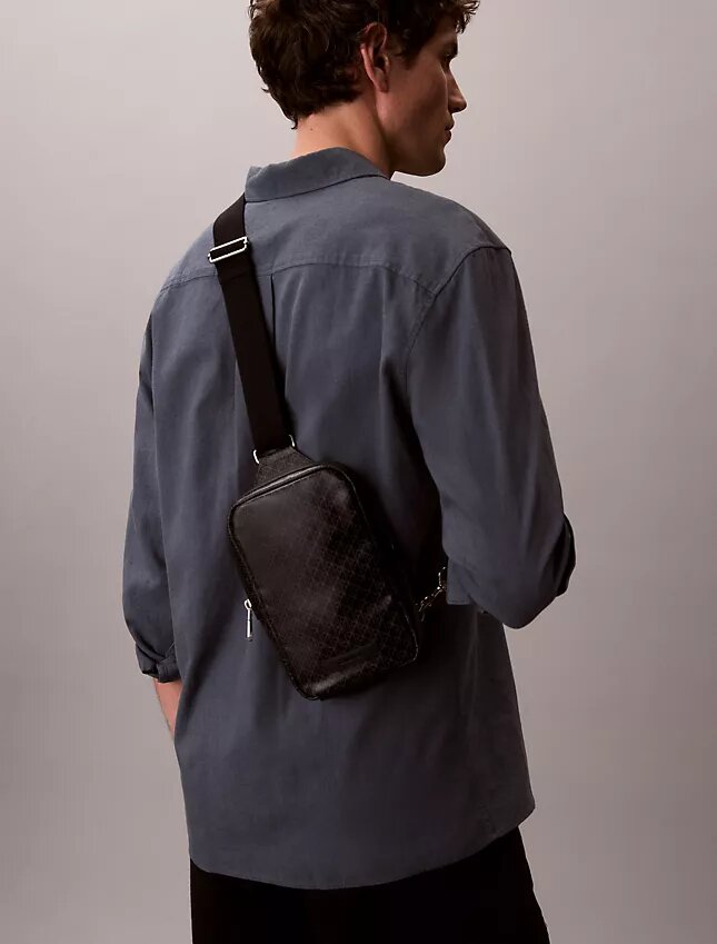 Sac bandoulière avec logo emblématique sur toute la surface Sac bandoulière avec logo emblématique sur toute la surface