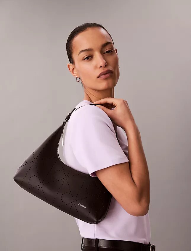 Sac à bandoulière avec logo perforé Sac à bandoulière avec logo perforé