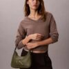 Sac à bandoulière avec monogramme en relief