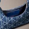 Sac à bandoulière en Denim avec logo emblématique sur toute la surface