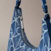 Sac à bandoulière en Denim avec logo emblématique sur toute la surface