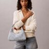 Sac à bandoulière en Denim avec logo emblématique sur toute la surface