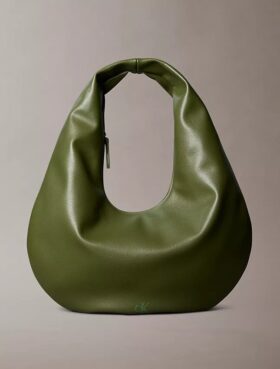Sac à bandoulière en forme de croissant à grain galet Sac à bandoulière en forme de croissant à grain galet