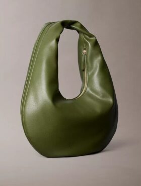 Sac à bandoulière en forme de croissant à grain galet Sac à bandoulière en forme de croissant à grain galet