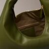 Sac à bandoulière en forme de croissant à grain galet