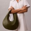 Sac à bandoulière en forme de croissant à grain galet