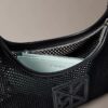 Sac à bandoulière en maille avec logo emblématique Sac à bandoulière en maille avec logo emblématique