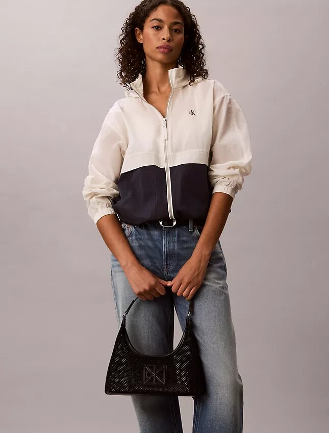 Sac à bandoulière en maille avec logo emblématique Sac à bandoulière en maille avec logo emblématique