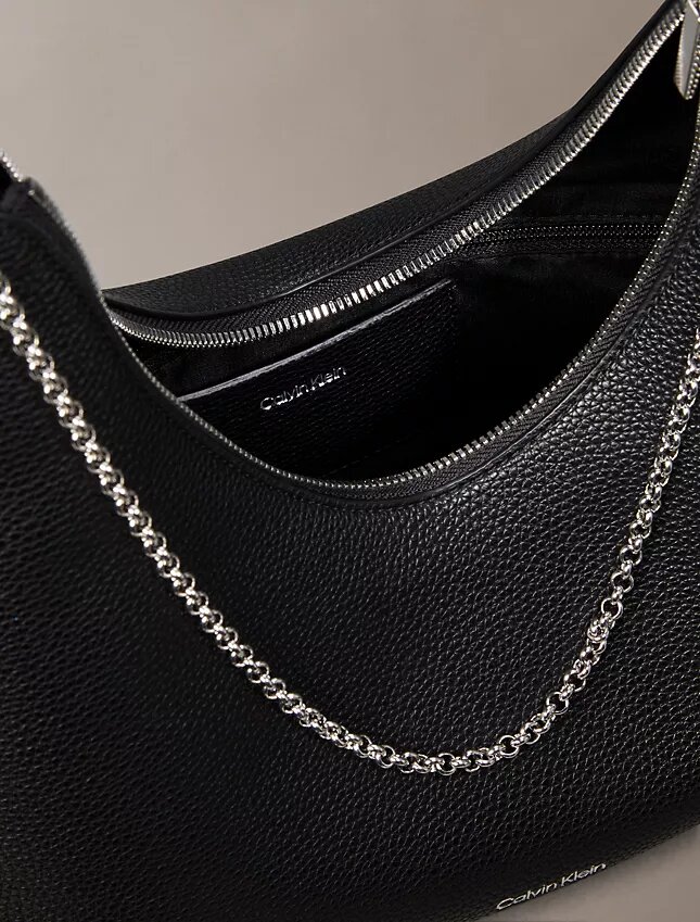 Sac à bandoulière en simili cuir grainé avec logo emblématique Sac à bandoulière en simili cuir grainé avec logo emblématique