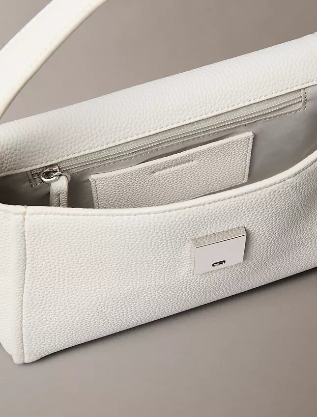 Sac à bandoulière en simili cuir grainé avec logo emblématique Sac à bandoulière en simili cuir grainé avec logo emblématique