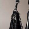 Sac à bandoulière en simili cuir grainé avec logo emblématique Sac à bandoulière en simili cuir grainé avec logo emblématique
