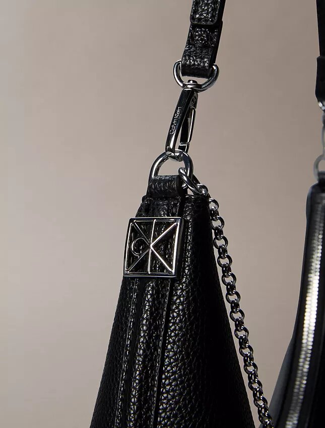 Sac à bandoulière en simili cuir grainé avec logo emblématique Sac à bandoulière en simili cuir grainé avec logo emblématique