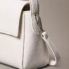 Sac à bandoulière en simili cuir grainé avec logo emblématique Sac à bandoulière en simili cuir grainé avec logo emblématique