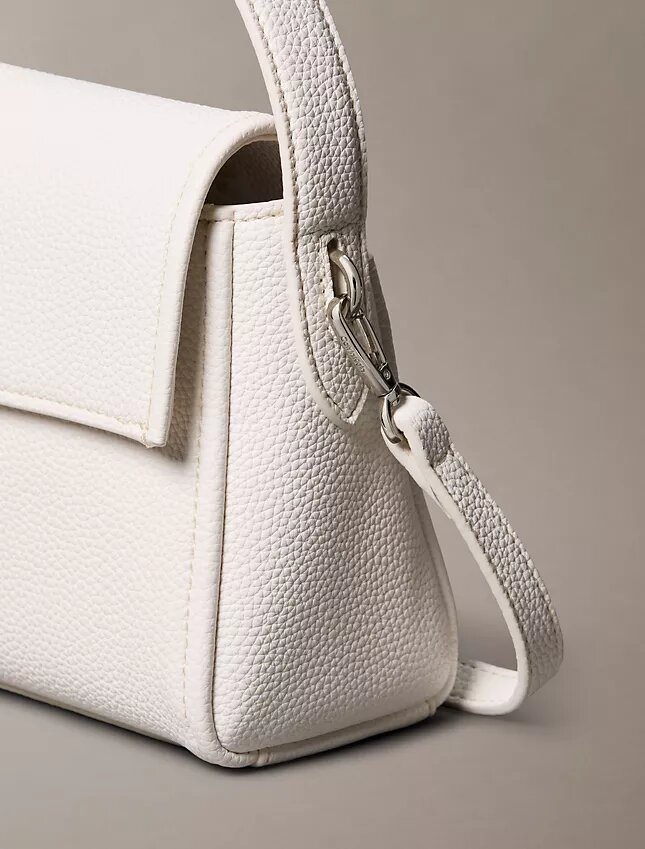 Sac à bandoulière en simili cuir grainé avec logo emblématique Sac à bandoulière en simili cuir grainé avec logo emblématique