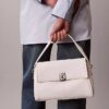 Sac à bandoulière en simili cuir grainé avec logo emblématique Sac à bandoulière en simili cuir grainé avec logo emblématique