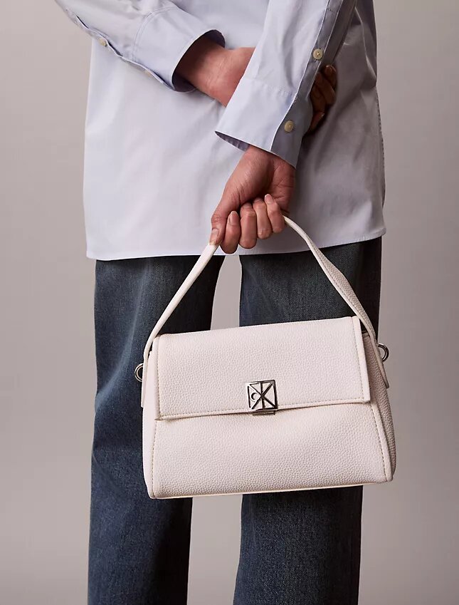 Sac à bandoulière en simili cuir grainé avec logo emblématique Sac à bandoulière en simili cuir grainé avec logo emblématique