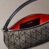 Sac à bandoulière en toile avec logo emblématique sur toute la surface Sac à bandoulière en toile avec logo emblématique sur toute la surface