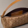 Sac à bandoulière en toile avec logo emblématique sur toute la surface Sac à bandoulière en toile avec logo emblématique sur toute la surface