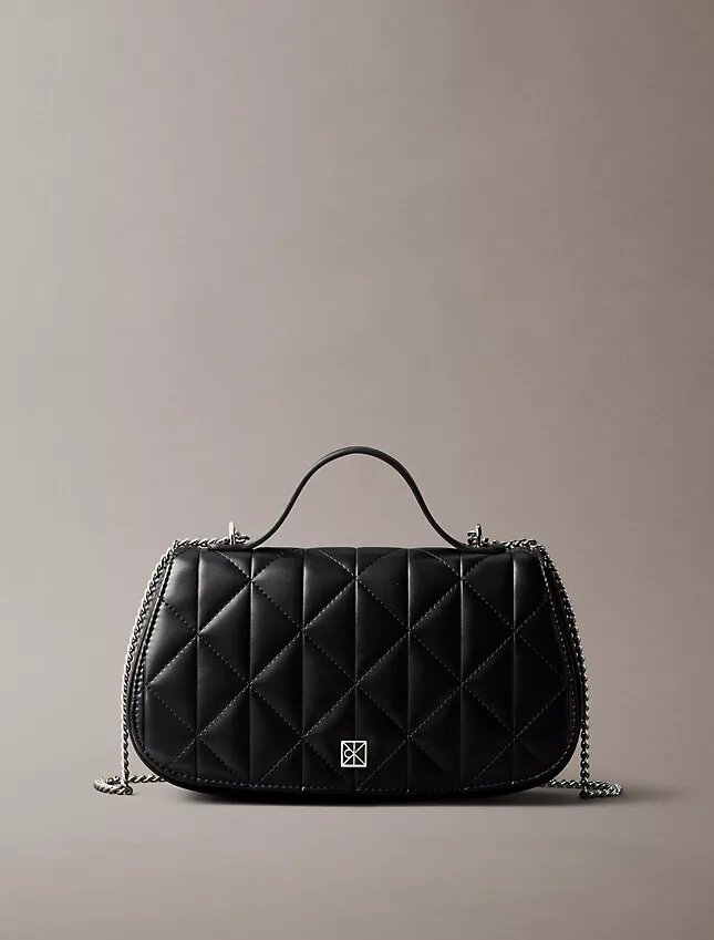 Sac à bandoulière matelassé avec logo et poignée en chaîne Sac à bandoulière matelassé avec logo et poignée en chaîne
