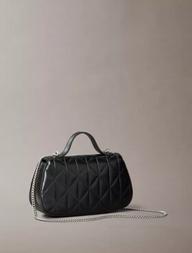 Sac à bandoulière matelassé avec logo et poignée en chaîne