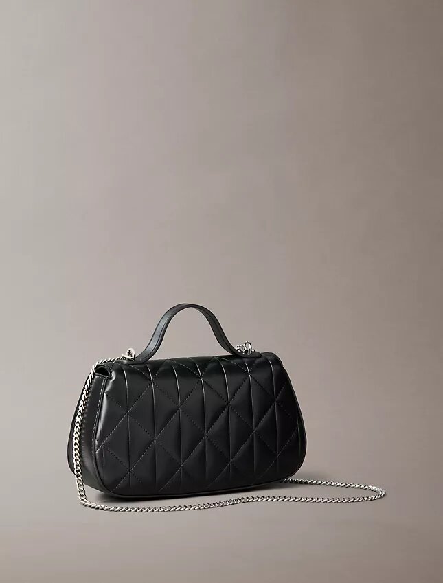 Sac à bandoulière matelassé avec logo et poignée en chaîne Sac à bandoulière matelassé avec logo et poignée en chaîne