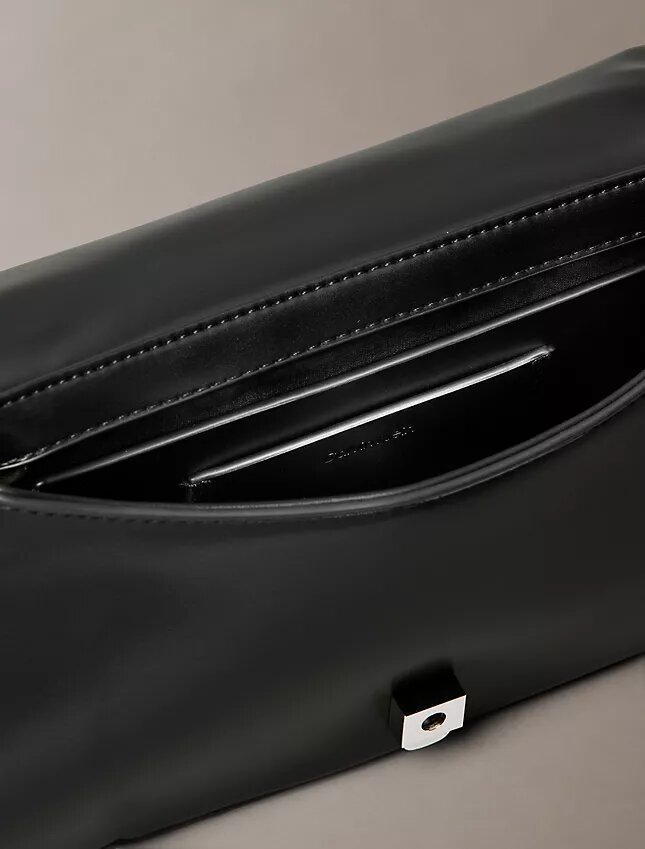 Sac à bandoulière matelassé avec logo et poignée en chaîne Sac à bandoulière matelassé avec logo et poignée en chaîne