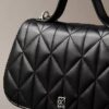 Sac à bandoulière matelassé avec logo et poignée en chaîne Sac à bandoulière matelassé avec logo et poignée en chaîne