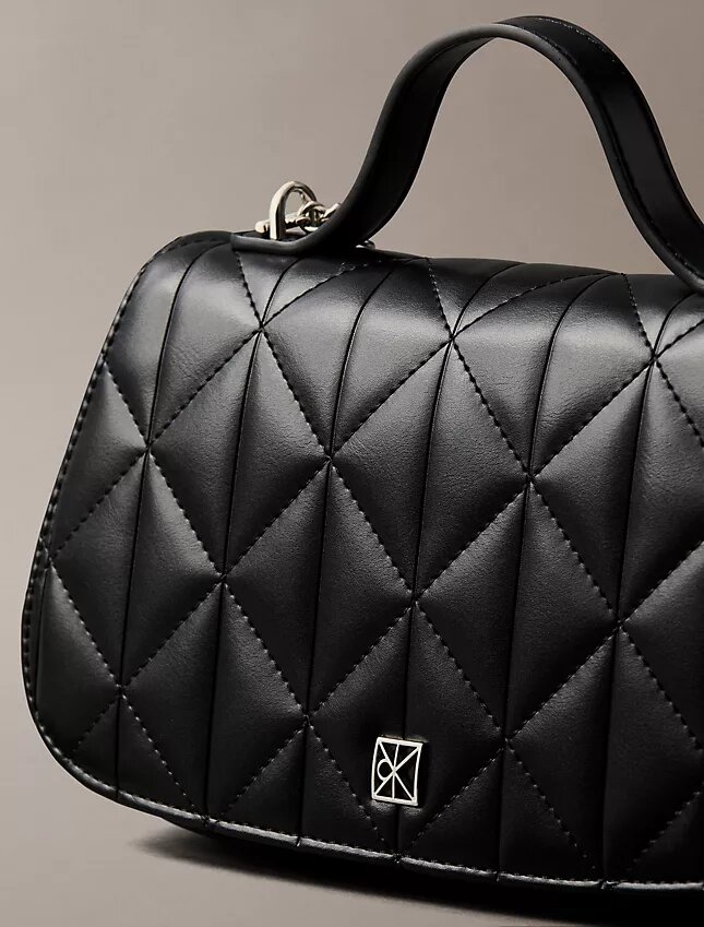 Sac à bandoulière matelassé avec logo et poignée en chaîne Sac à bandoulière matelassé avec logo et poignée en chaîne