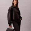 Sac à bandoulière matelassé avec logo et poignée en chaîne Sac à bandoulière matelassé avec logo et poignée en chaîne