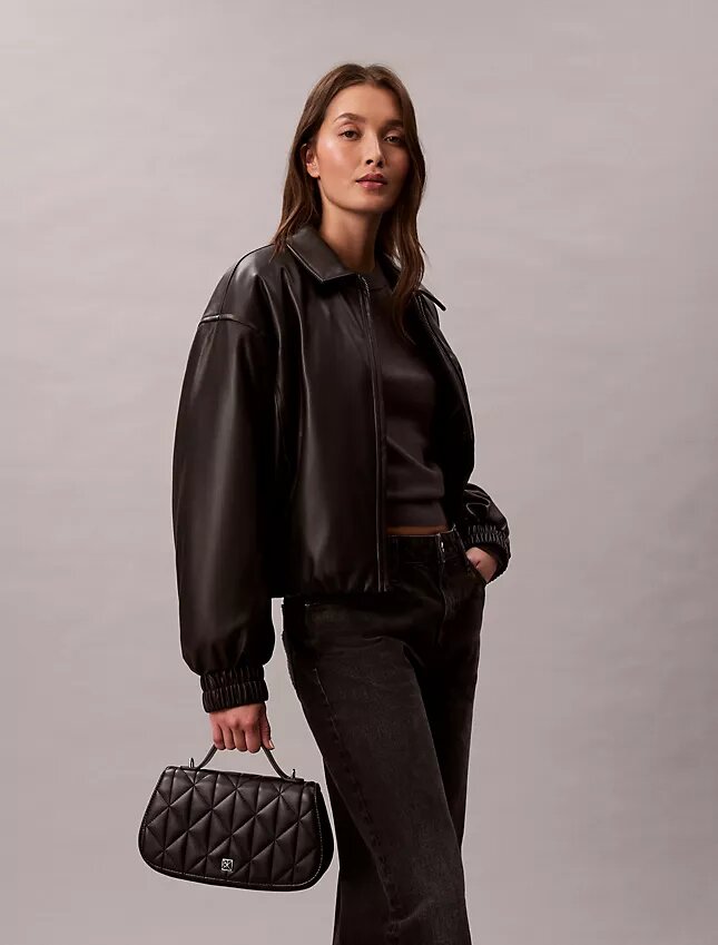 Sac à bandoulière matelassé avec logo et poignée en chaîne Sac à bandoulière matelassé avec logo et poignée en chaîne
