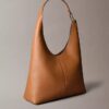 Sac à bandoulière moyen en cuir souple Sac à bandoulière moyen en cuir souple