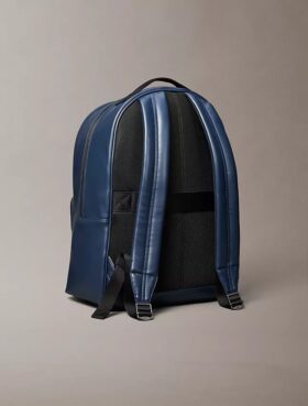Sac à dos avec monogramme en relief