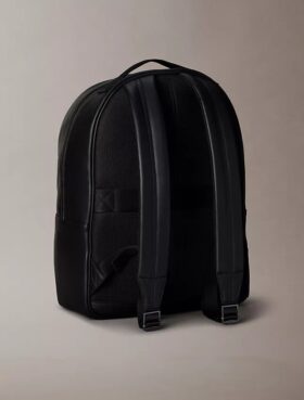 Sac à dos avec monogramme en relief