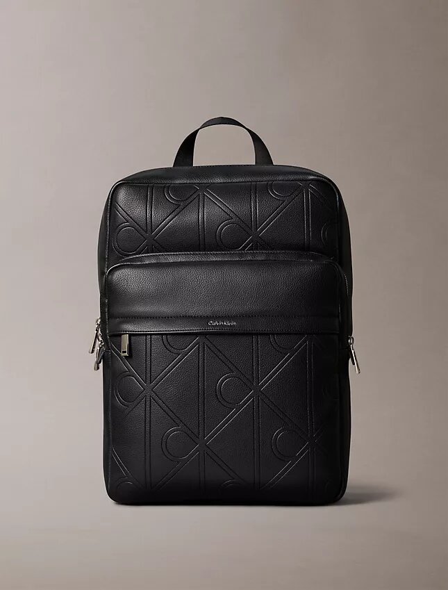 Sac à dos rond avec logo emblématique en relief sur toute la surface Sac à dos rond avec logo emblématique en relief sur toute la surface