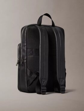 Sac à dos rond avec logo emblématique en relief sur toute la surface Sac à dos rond avec logo emblématique en relief sur toute la surface