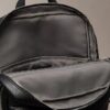 Sac à dos rond avec logo emblématique en relief sur toute la surface Sac à dos rond avec logo emblématique en relief sur toute la surface