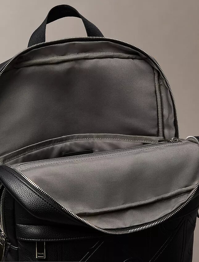 Sac à dos rond avec logo emblématique en relief sur toute la surface Sac à dos rond avec logo emblématique en relief sur toute la surface