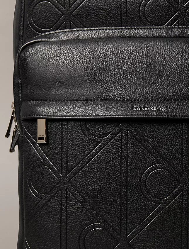 Sac à dos rond avec logo emblématique en relief sur toute la surface Sac à dos rond avec logo emblématique en relief sur toute la surface